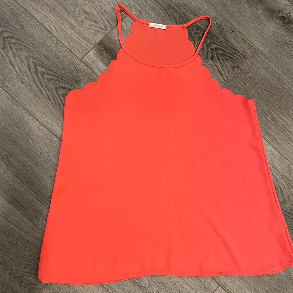 Coral tank with scallop detail